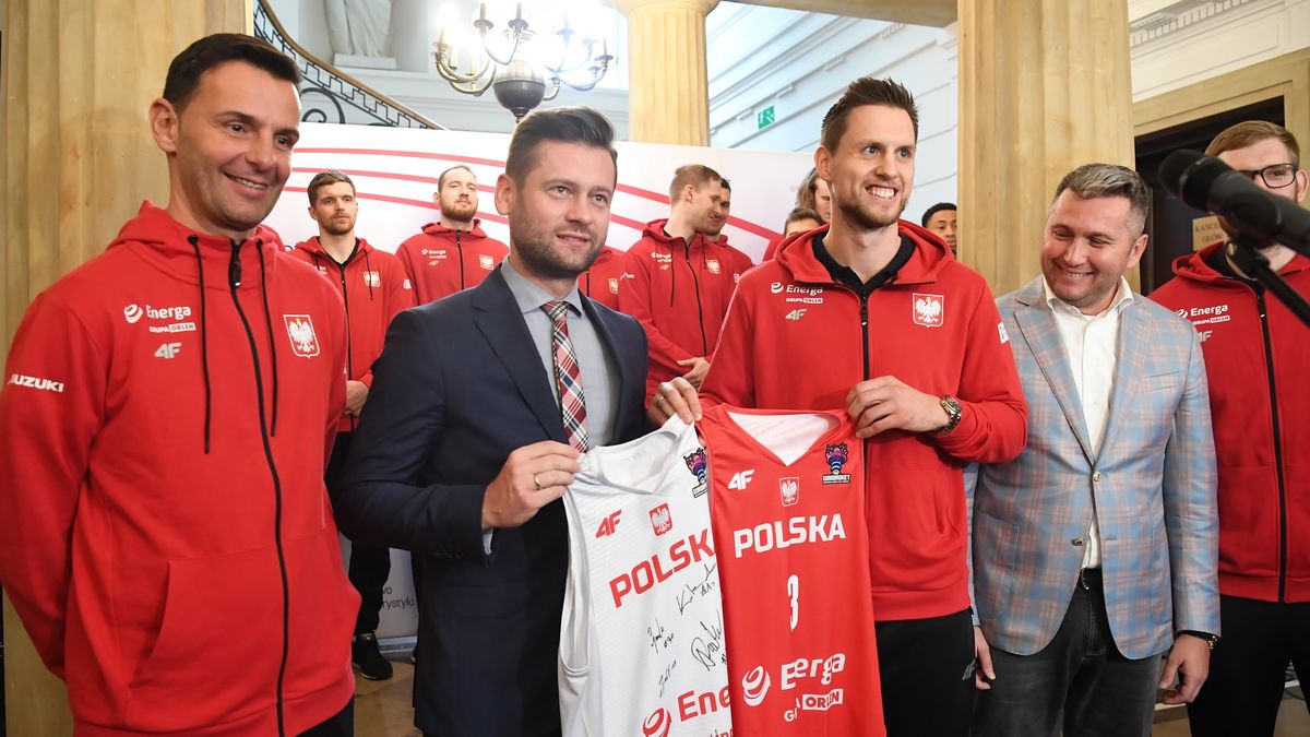 PAP / Andrzej Lange / Polska kadra koszykarzy odwiedziła Ministra Sportu i Turystyki, Kamila Bortniczuka