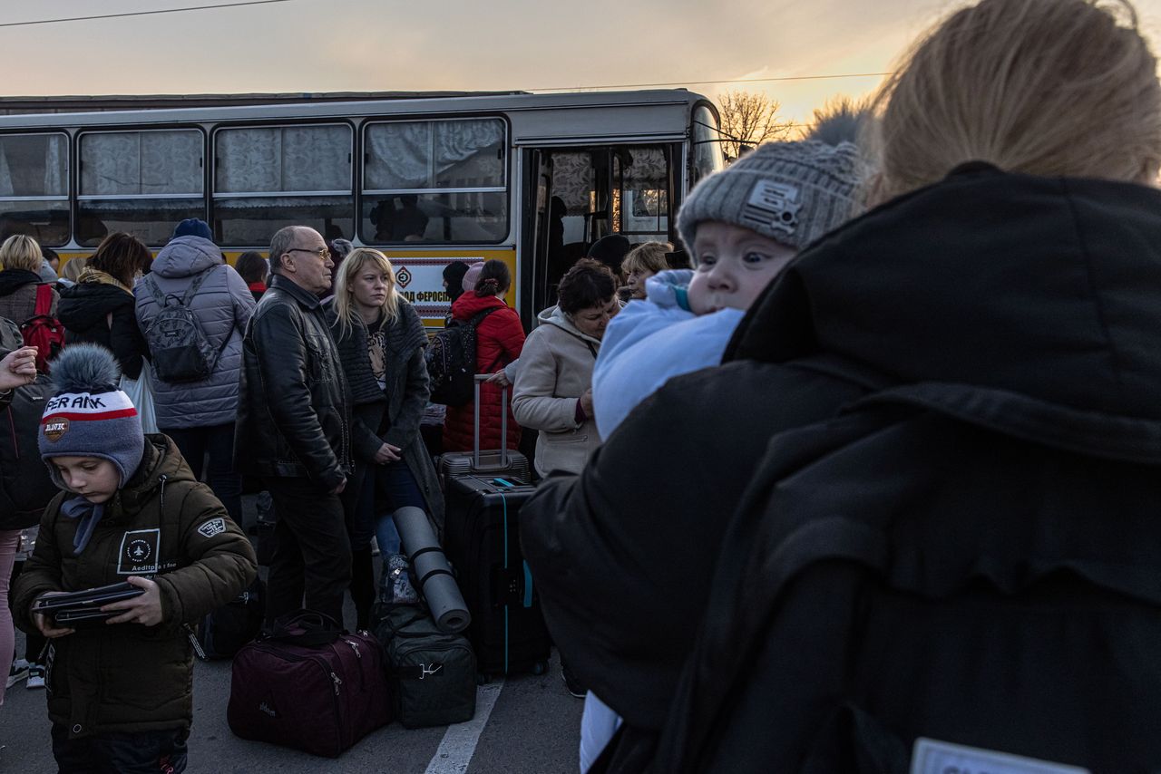 Rosjanie wywożą Ukraińców w "nieznanym kierunku". Tworzą "pseudokorytarze humanitarne"