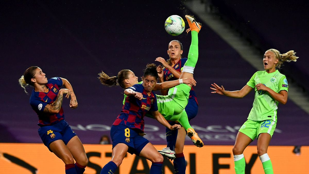 Zdjęcie okładkowe artykułu: Getty Images / Gabriel Bouys / Na zdjęciu: Ewa Pajor (VfL Wolfsburg) uderza na bramkę FC Barcelona 