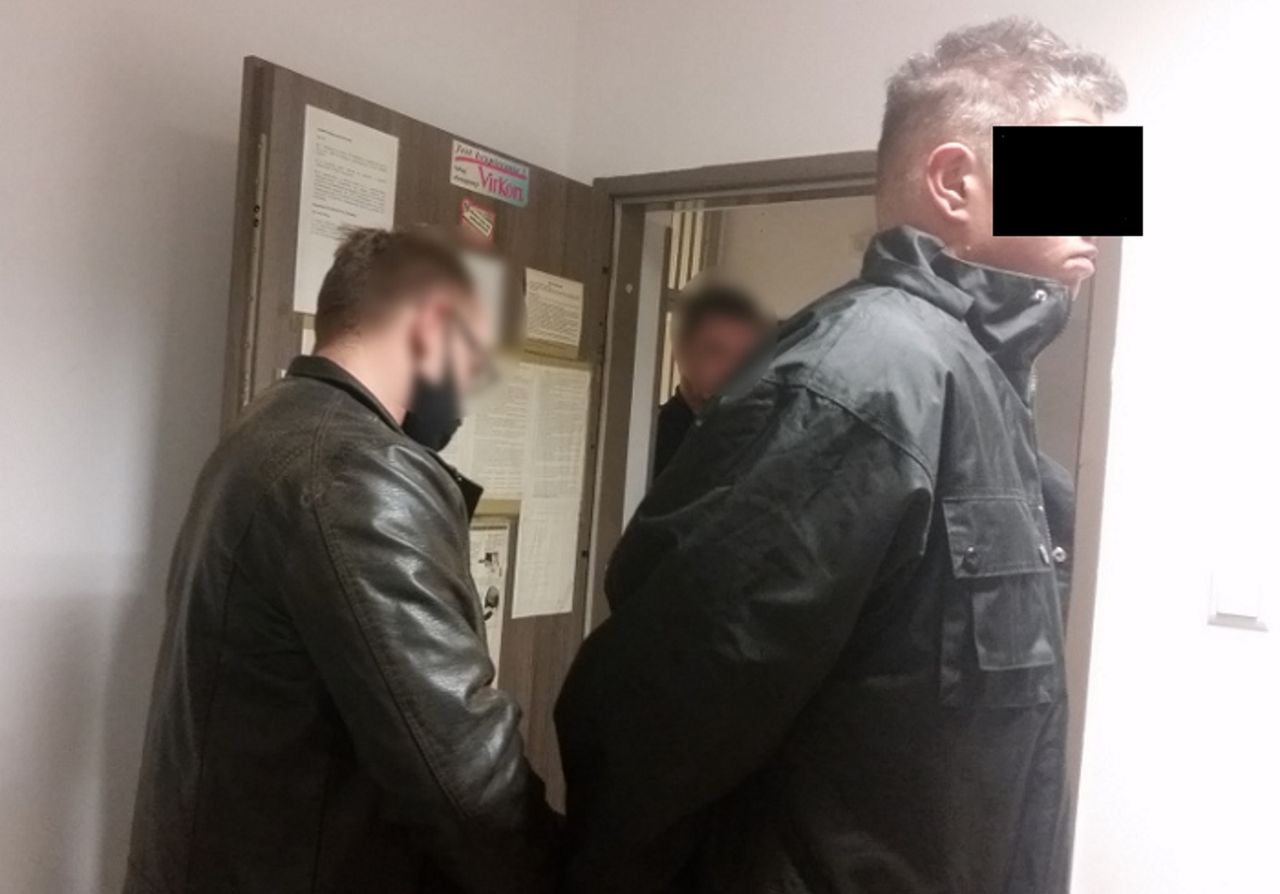 Policjanci z zatrzymanym mężczyzną 