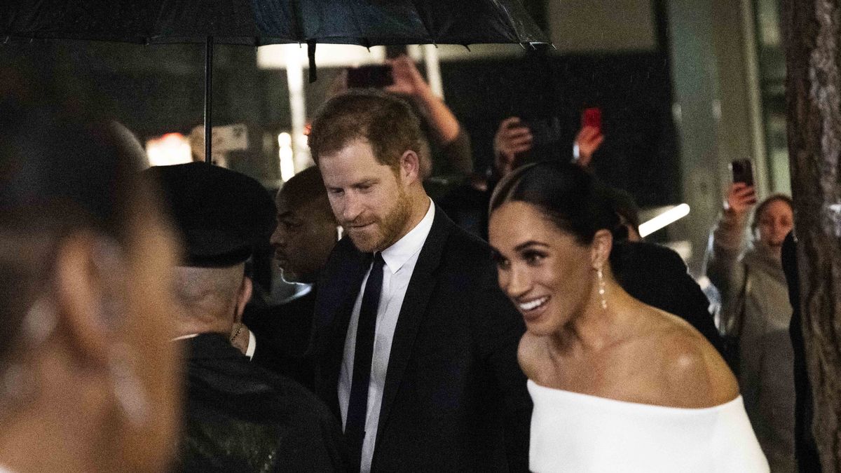 NEW YORK, USA - DECEMBER 06: Prince Harry Duke of Sussex (L) and his wife Duchess Meghan Markle (R) arrive to attend the Ripple of Hope Award Gala in Nev York, United States on December 06, 2022. (Photo by Fatih Aktas/Anadolu Agency via Getty Images)