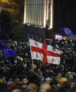 Protesty przed gruzińską telewizją publiczną w Tbilisi