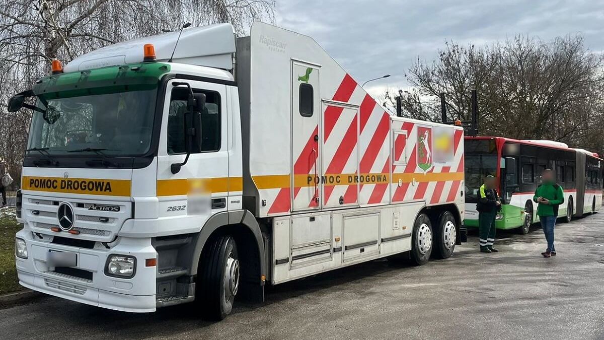 Odholowany autobus MPK Lublin po kontroli ITD