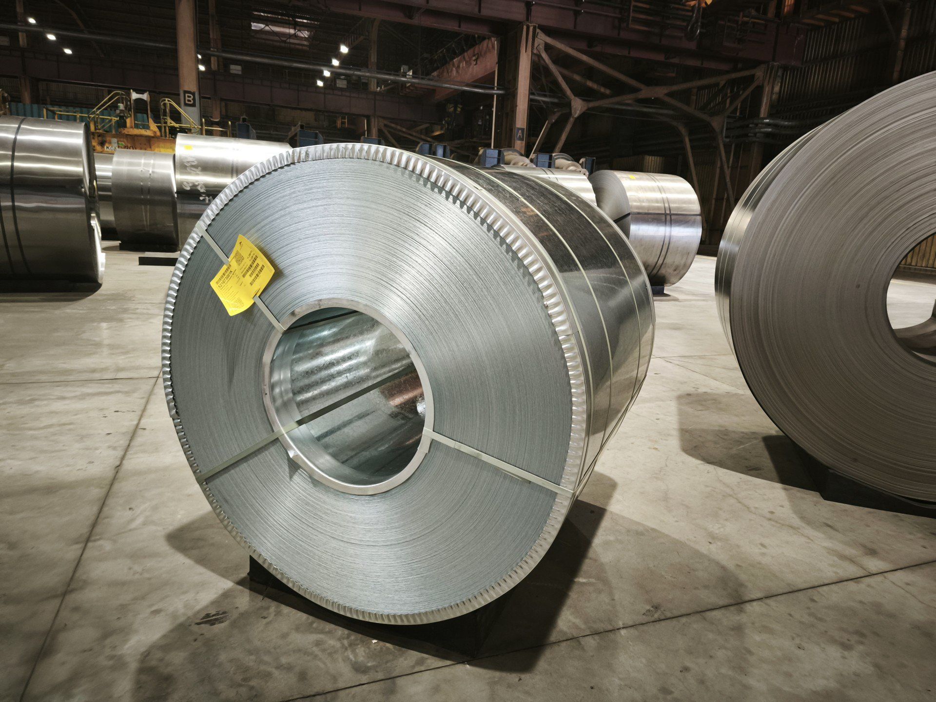 Bank podkreśla, że w przypadku sektora metali, stal miedź i aluminium objęte są 50-proc. taryfami, a nie 15-proc. stawką podstawową.