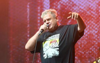 Stalowa Wola: Kazik Staszewski z zespołem "Kult". Dał czadu na błoniach nad Sanem