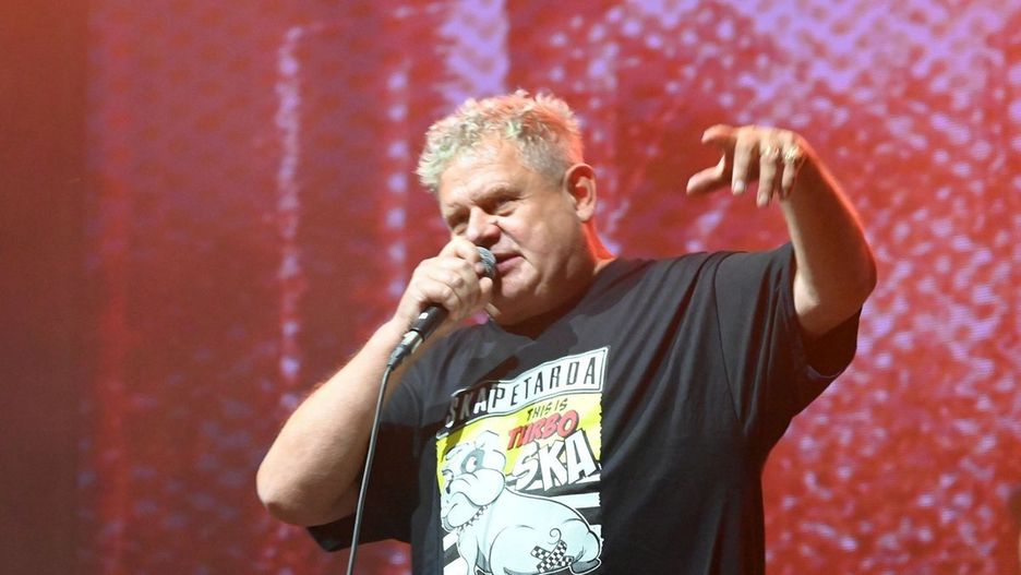 Kazik Staszewski z zespołem &#34;Kult&#34; na koncercie w Stalowej Woli