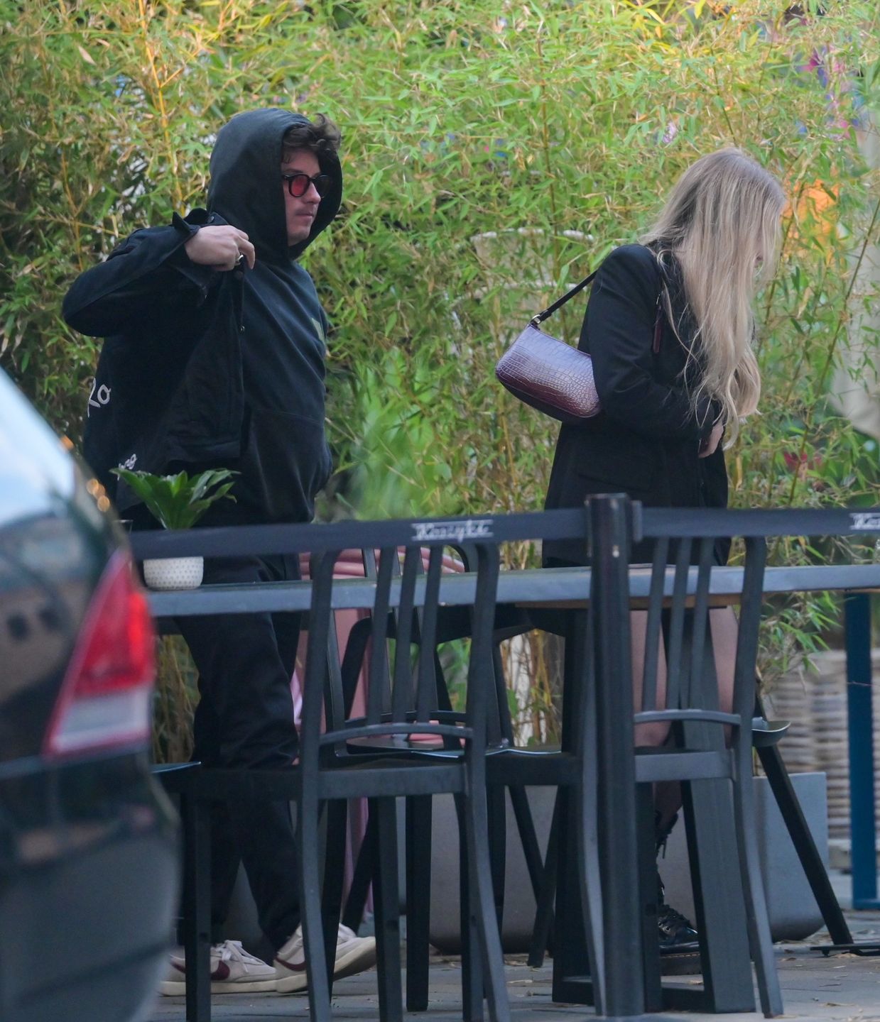 Kuba Karaś wraca poranną porą do mieszkania z tajemniczą blondynką