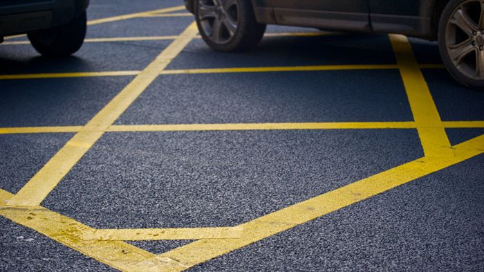 Żółte linie sprawdzają się w Wielkiej Brytanii od końca lat 60.