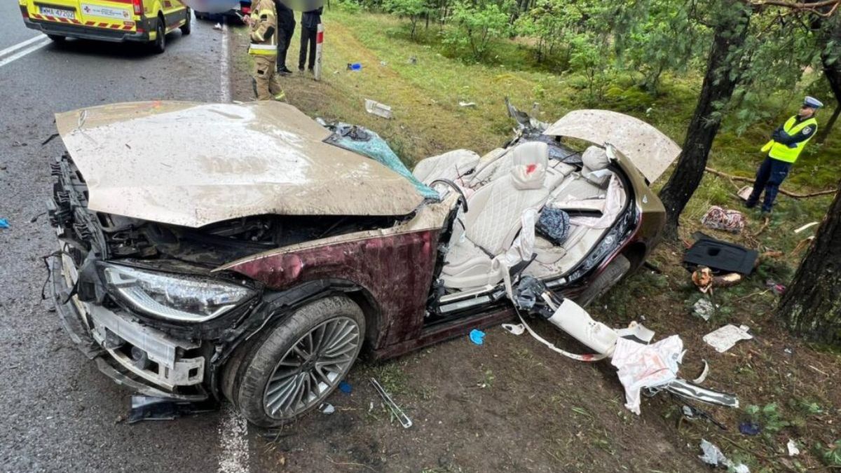 Kobieta wjechała w drzewa. Była zakleszczona