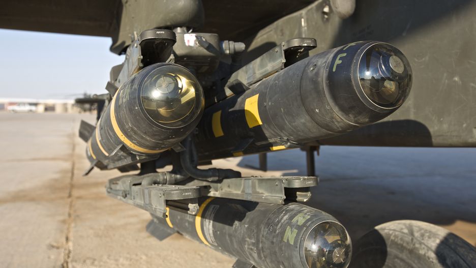 AGM-114 Hellfire - zdjęcie ilustracyjne. Na fotografii widać wersję zintegrowaną ze śmigłowcem AH-64D Apache 