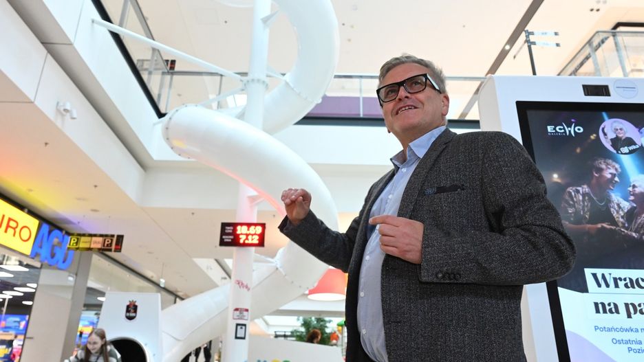 W Galerii Echo w Kielcach od miesiąca działa największa zjeżdżalnia w europejskim centrum handlowym, która ma 36 metrów długości i ponad 12 metrów wysokości. Na zdjęciu dyrektor galerii Tomasz Rurarz.