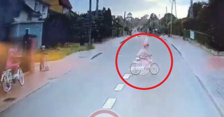 Tuż przed nadjeżdżającym samochodem. Niebezpieczne sceny w Mokobodach