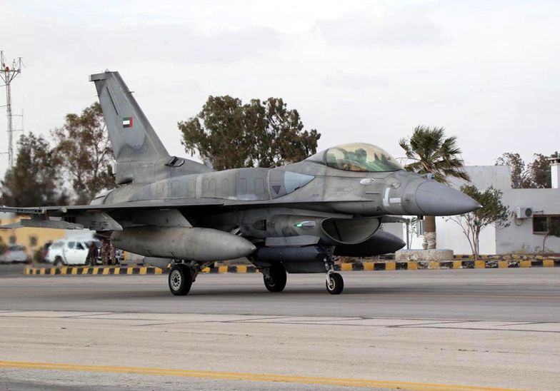 Jordański F-16 w bazie lotniczej.