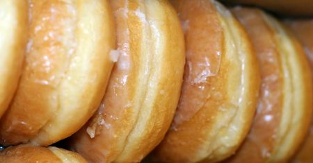 Pączki na zaczynie drożdżowym z lukrem (niewzbogacone)