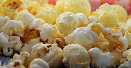 Popcorn z dodatkiem syropu cukrowego/karmelu, bez zawartości tłuszczu