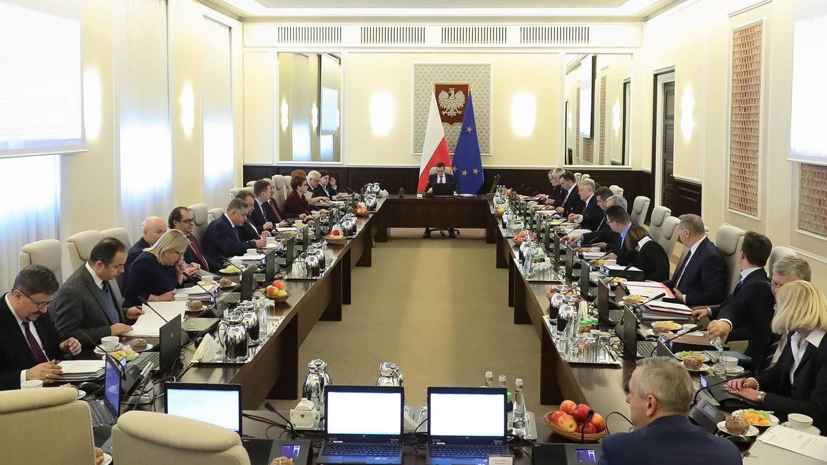 Rząd nie planuje na razie dać sobie podwyżek