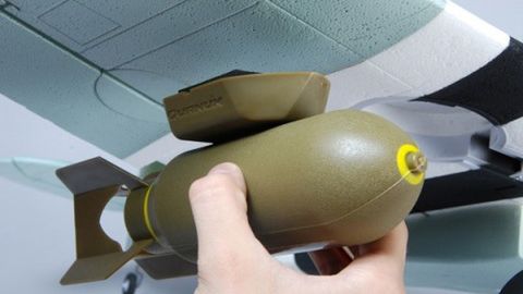 Jak łatwo zamienić zdalnie sterowany samolot w bombowiec? 1