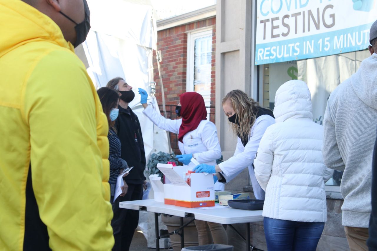 Coraz więcej pozytywnych testów na COVID-19