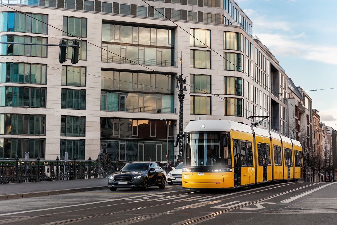 Grudziądz: Samochód zderzył się z tramwajem. Były utrudnienia
