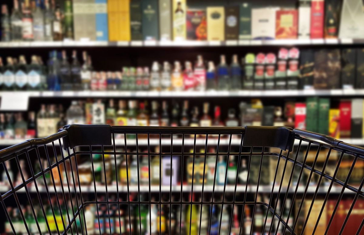 Polacy za zakazem sprzedaży alkoholu po godz. 22? [BADANIE] 