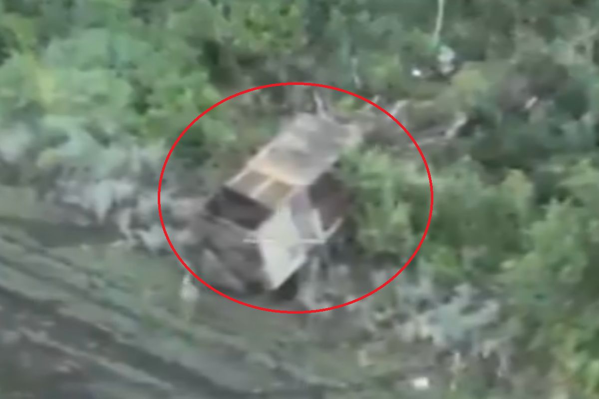 Ukrainian soldiers capture Russian T-62M "turtle tank"