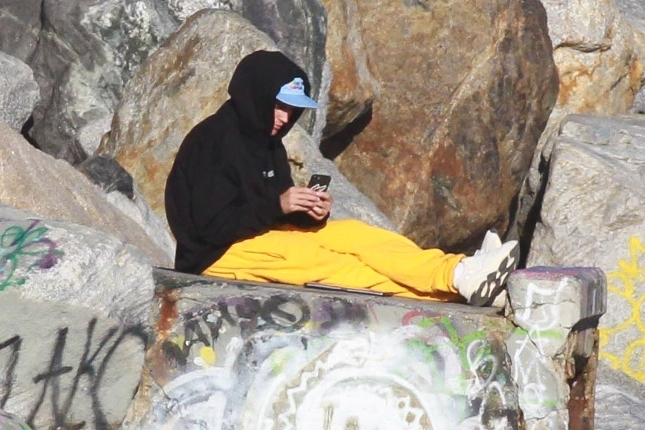 Justin Bieber medytuje na skałach, a potem przegląda telefon