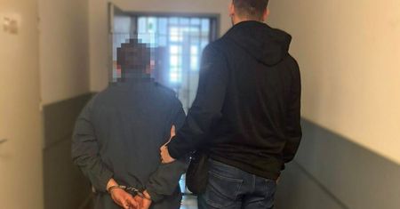 Ruszył z piłą spalinową na policjantów. Był pijany