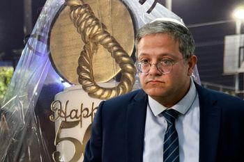 Szubienica na torcie izraelskiego ministra. Szokujący prezent