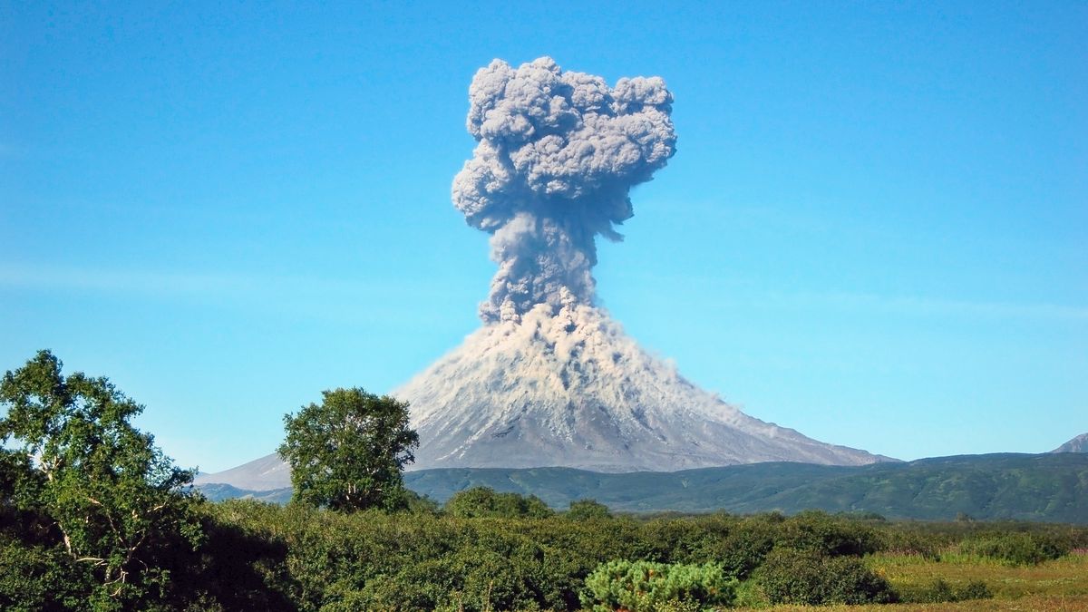 wulkan we Włoszech budzi się do życia/ zdjęcie ilustracyjne