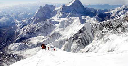 350 turystów uratowanych z Mount Everestu. 200 kolejnych czeka na ratunek