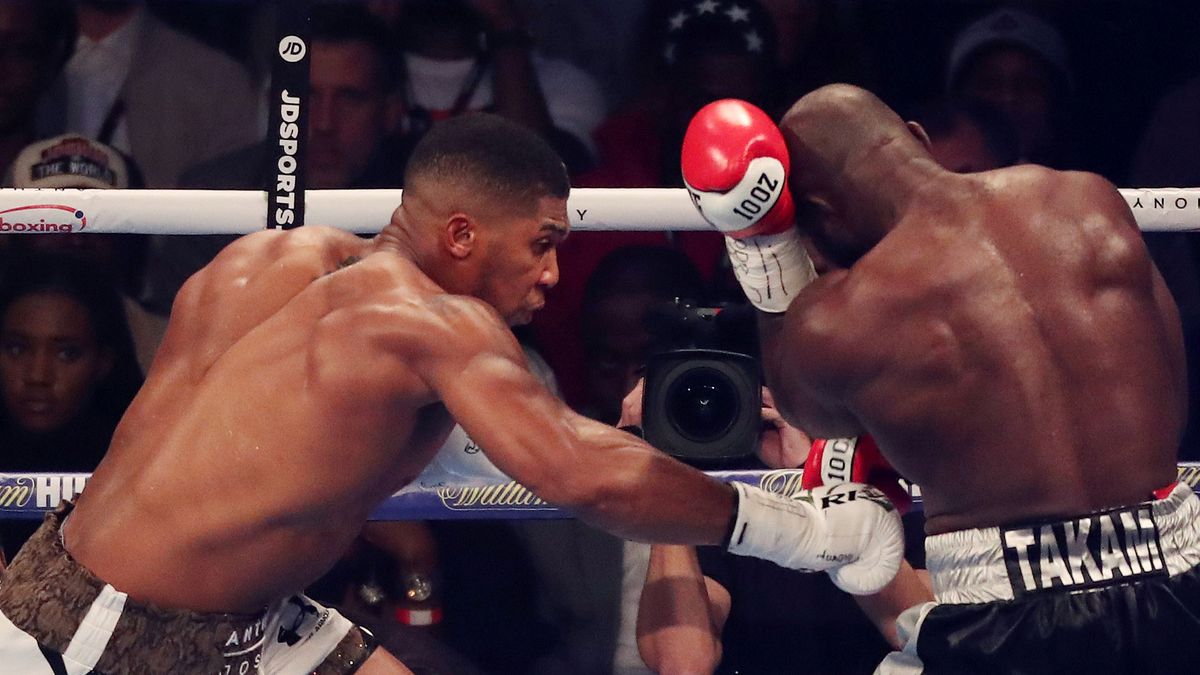 Anthony Joshua (z lewej) i Carlos Takam (z prawej) 