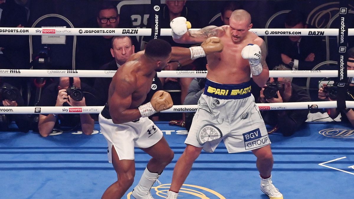 PAP/EPA / NEIL HALL / Na zdjęciu: Anthony Joshua i Ołeksandr Usyk