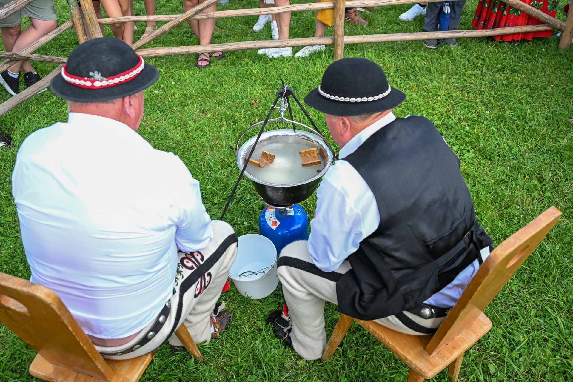Pokaz pucenia oscypka