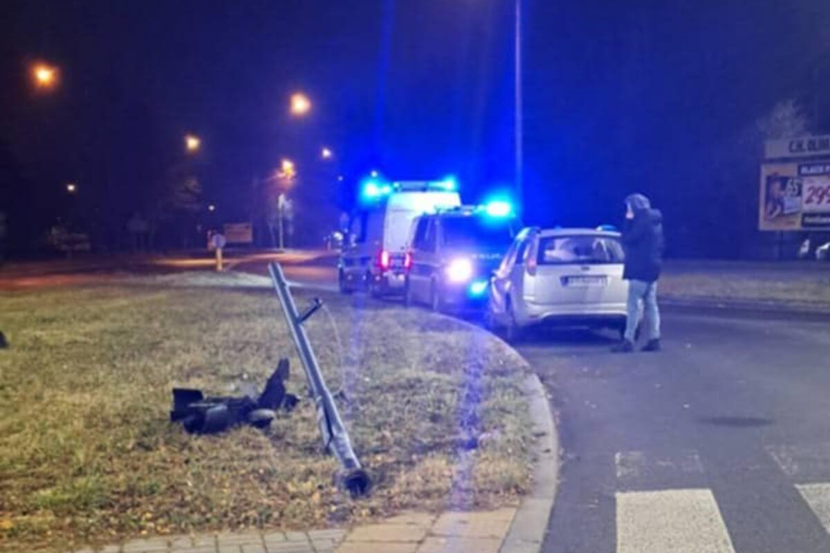 Kierowca forda skasował sygnalizator na ul. Józefa Elsnera