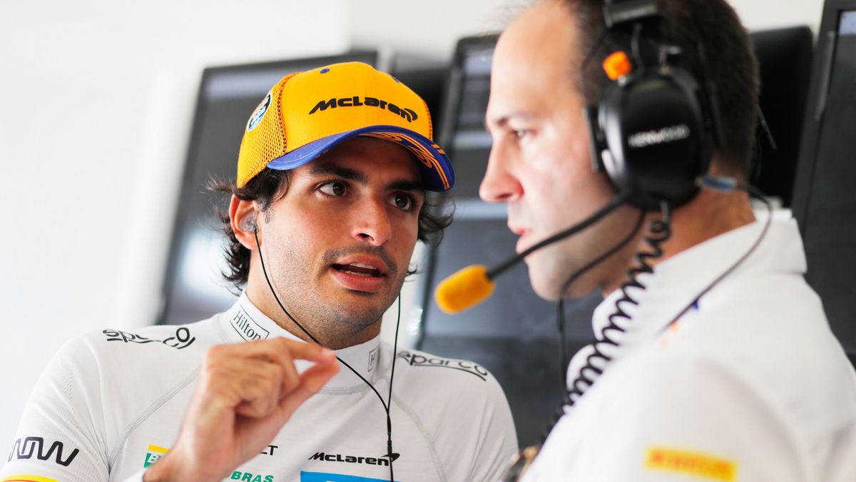 Zdjęcie okładkowe artykułu: Materiały prasowe / McLaren / Na zdjęciu: Carlos Sainz (po lewej) w rozmowie z inżynierem