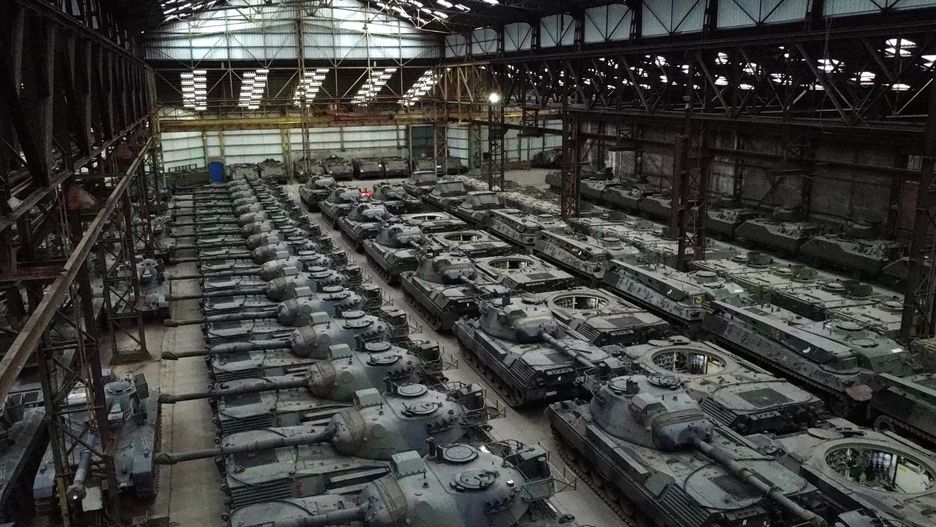 Czołgi Leopard 1 w magazynie, zdjęcie ilustracyjne.