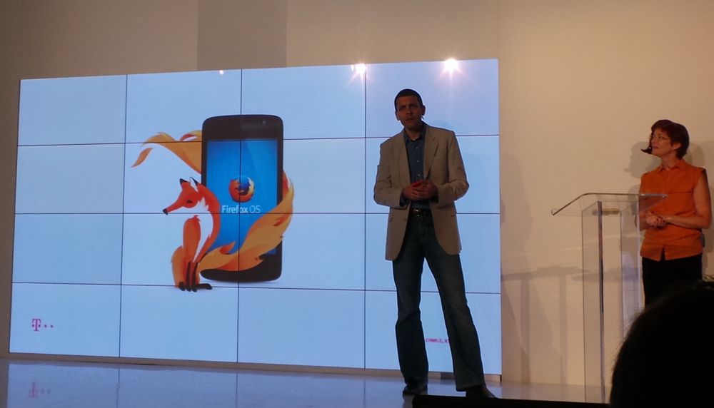 Andreas Gal (z lewej) i Mitchell Baker na premierze FF OS w T-Mobile