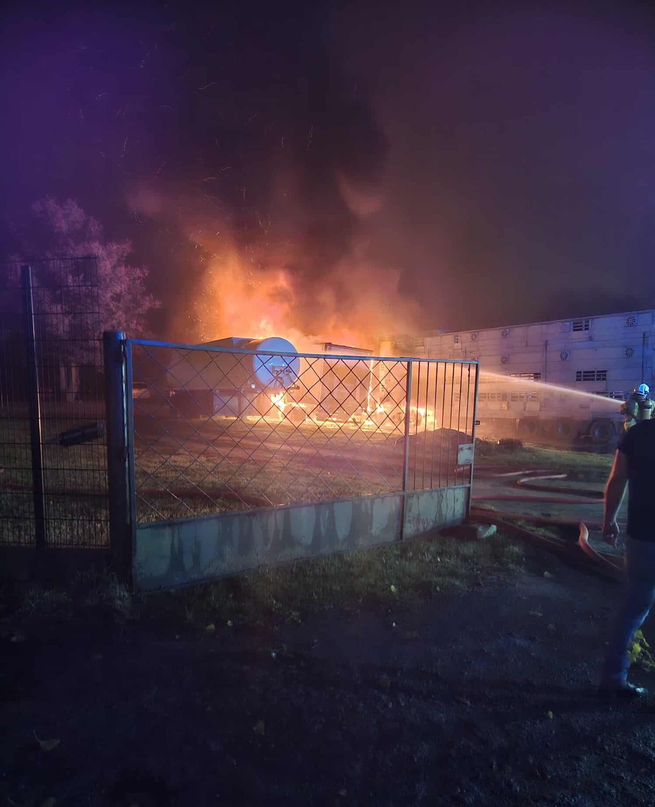Pożar 3 samochodów ciężarowych w Ciachcinie – szybka interwencja strażaków
