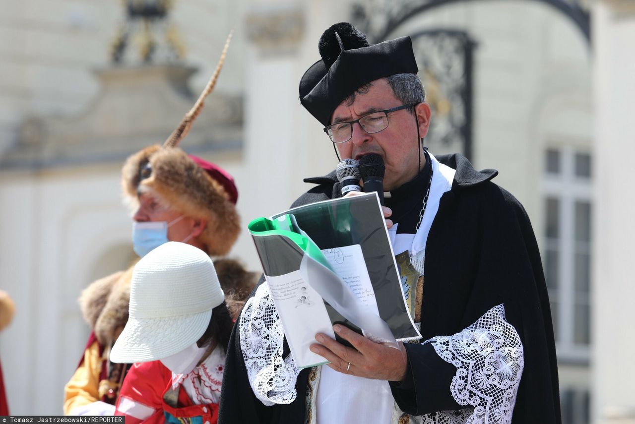Skandaliczne słowa Piotra Natanka. Porównał dzieci do zwierząt. Teraz może stanąć przed sądem