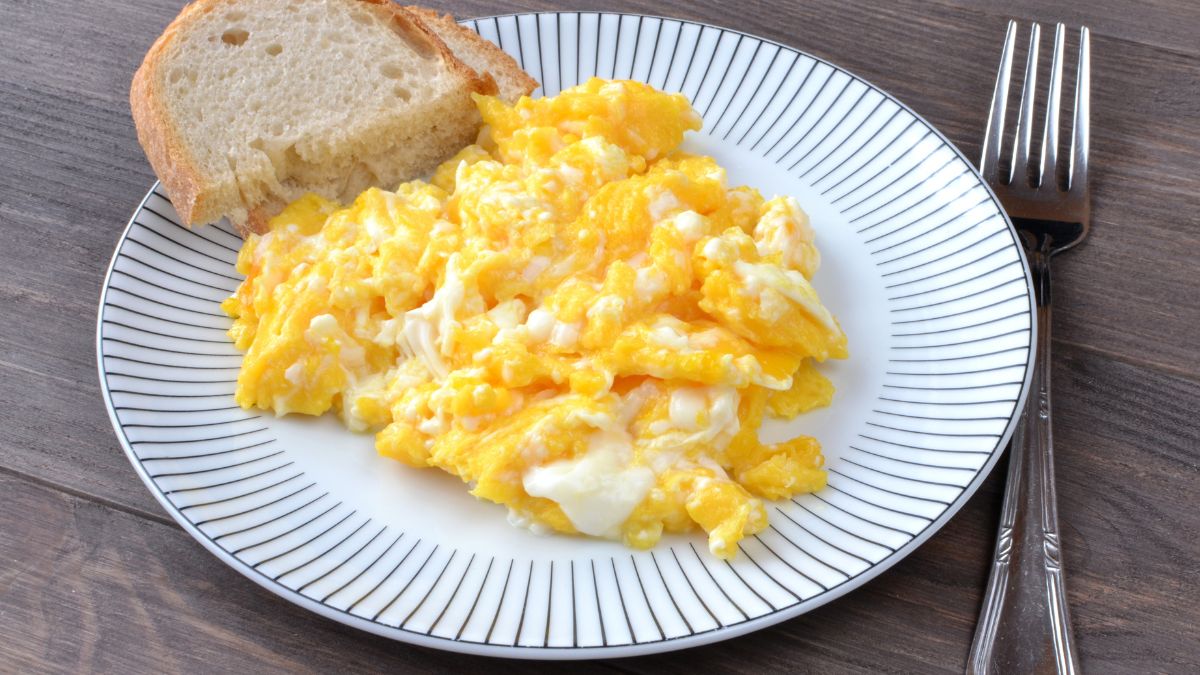 Jajecznica ze śmietaną smakuje obłędnie