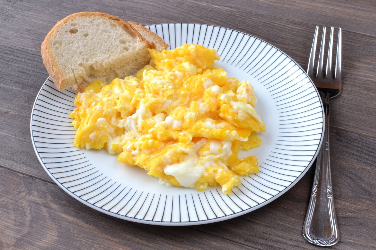 Rührei mit Sahne schmeckt unglaublich gut.