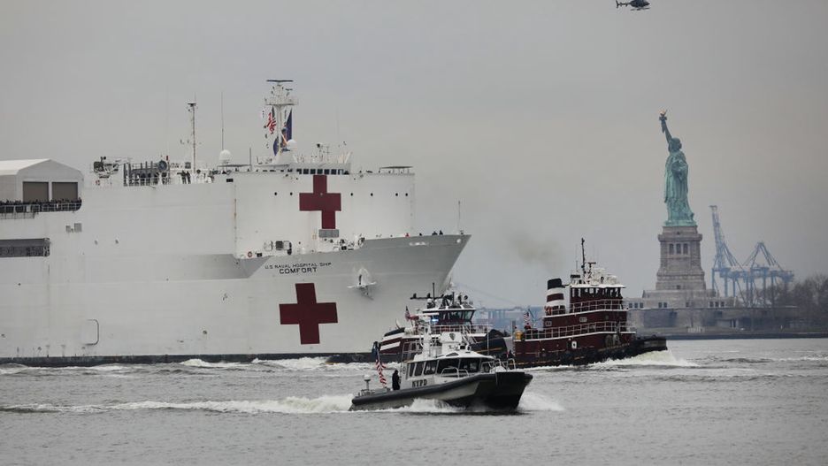 Okręt-szpital USNS "Comfort" wpływa do Nowego Jorku.