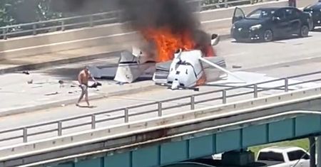 Dramatyczne sceny w USA. Samolot spadł na autostradę
