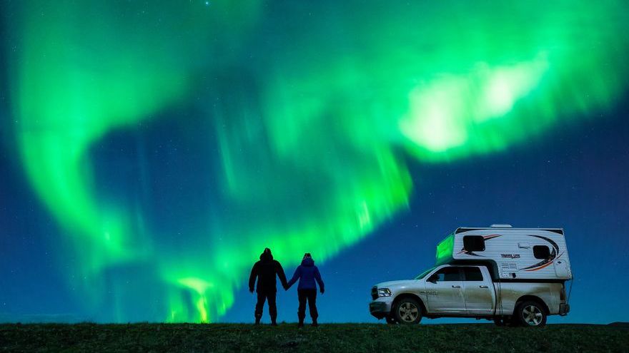 Fotograf oświadczył się pod osłoną zorzy polarnej. Zdjęcia z tego wydarzenia są przepiękne! 1