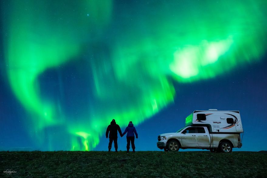 Fotograf oświadczył się pod osłoną zorzy polarnej. Zdjęcia z tego wydarzenia są przepiękne!