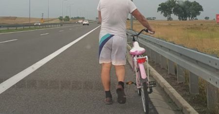 Jechał na rowerze drogą ekspresową. Zatrzymali go policjanci grupy Speed