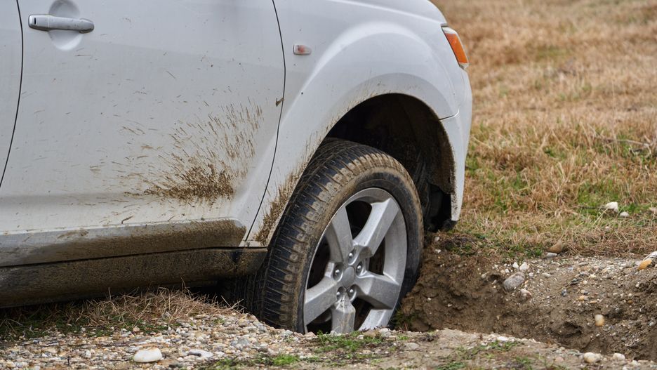 auto w rowie, wypadek