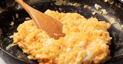 Wlej do jajek. Nie wrócisz już do zwykłej jajecznicy