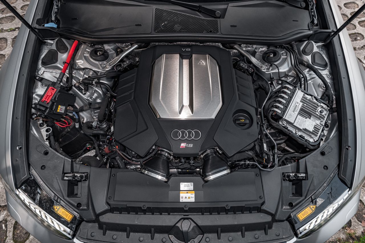Sercem nowego RS 6 jest 4-litrowe V8 z turbosprężarkami umieszczonymi pomiędzy głowicami, co rozgrzewa pokrywę silnika tak, że można na niej smażyć jajka  