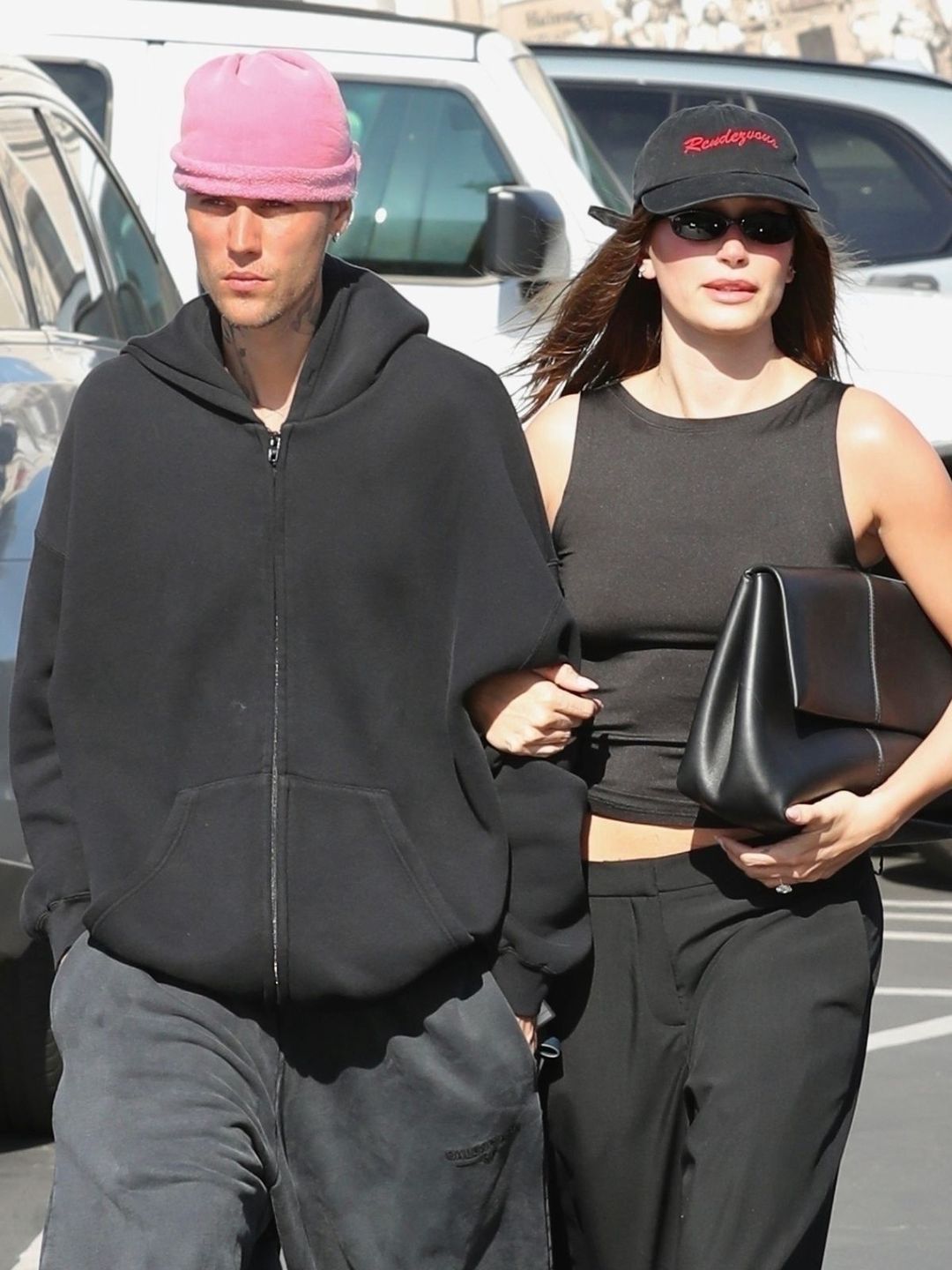 Bieberowie maszerują pod rękę do restauracji 